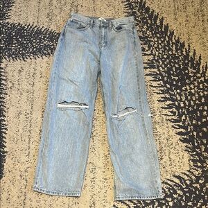Straight leg jeans with knee rip